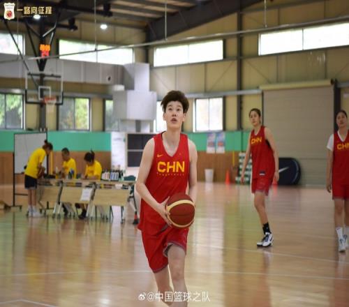 中国篮球之队晒中国女篮最新训练照:忙碌的周一从刻苦训练开始