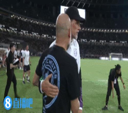 聊什么呢曼城拜仁友谊赛后，瓜帅图图并肩而行，相谈甚欢
