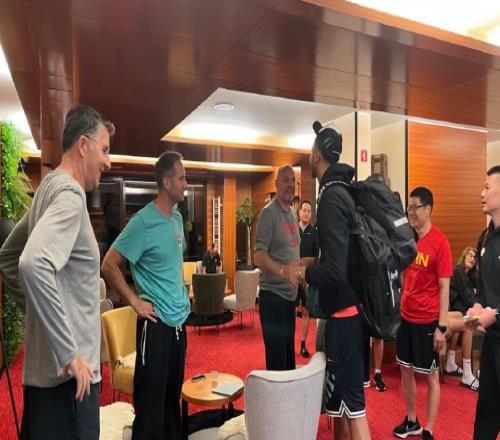 媒体人:李凯尔刚刚抵达中国男篮驻地与球队会合