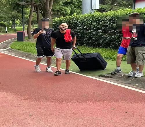 要走了球迷拍到海港外援保利尼奥拎着行李箱,此前传闻将被替换
