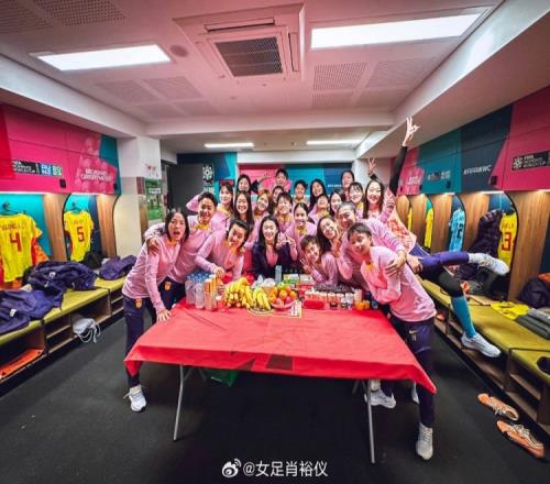 肖裕仪晒女足更衣室合照，畅快笑容映衬在所有姑娘们的脸上