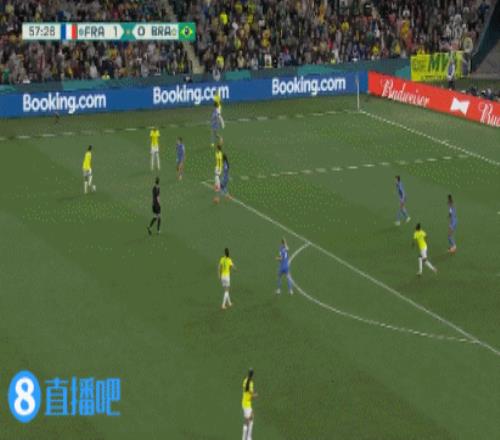 巴西连续配合后打门被封堵，球折射后德比尼亚禁区再打建功