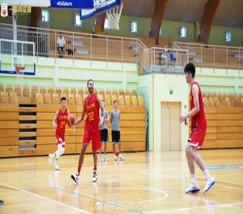 多图预警!中国篮球之队晒男篮训练照李凯尔身穿32号参与合练