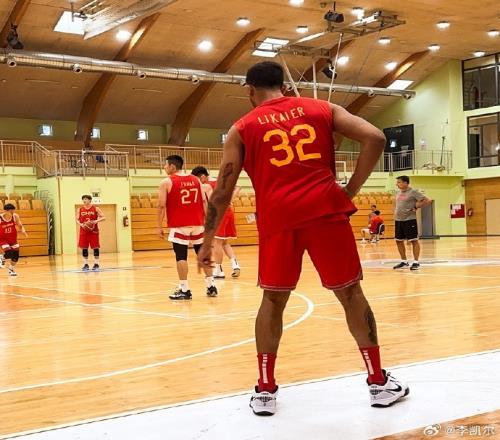 32号靓仔!李凯尔晒与男篮合练照片:投入训练