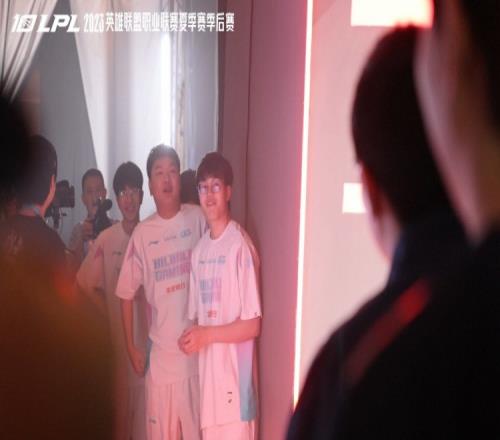 JDG赛前花絮：一直找Yagao聊天的369