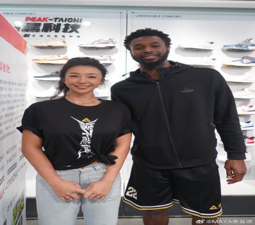 真假嘴哥合体!美女主播张曼源与维金斯合影:兄弟们到底像不像