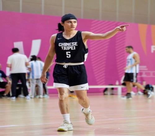 季孟年今夜射落26分的中国台北173cm后卫高锦玮曾在CBA球队试训