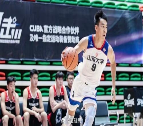前山东大学球员陈玖璋目前在山东男篮试训昨夜夏联得10分2板2助