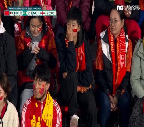 绝望无助！26分钟02落后！现场的中国女足球迷...