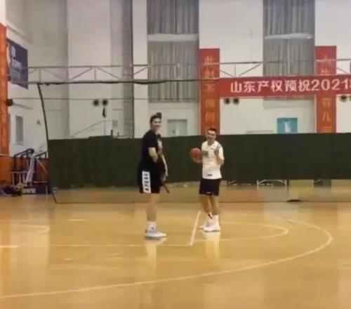 不懂2米27的张子宇什么概念来看看她和2米08陶汉林的合照
