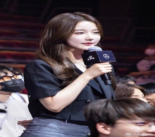 解说Kitty分享LPL夏决媒体日现场照:职业OL装+清纯可爱妆容