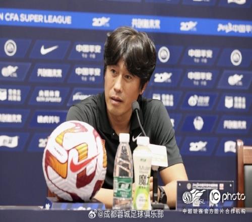 徐正源:我不知道怎么去评价今天的比赛很多小孩在现场观看比赛