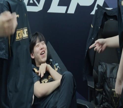 RNG分享赛事花絮：很突然的哈哈哈哈哈