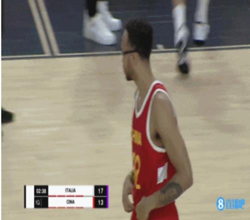 来了来了!李凯尔首节末替补周鹏登场开始国家队首秀!