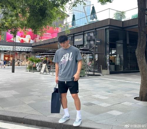 魁梧帅气陈国豪晒日常照:短暂悠闲
