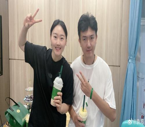 袁方晒与武桐桐合影:收到了她送我的秋天第一杯奶茶