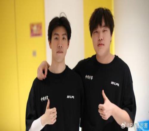 Bin晒出和Theshy合照：世界赛一起加油！