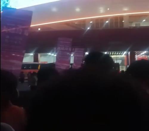 媒体人:赛后青岛球迷围着海港大巴不让走,理由是卡隆挑衅球迷
