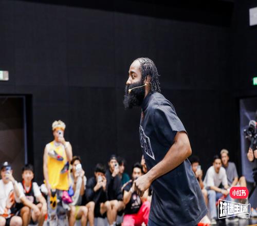 登哥的球迷趴！哈登中国行上海站：现场球迷爆满喜获各色礼物