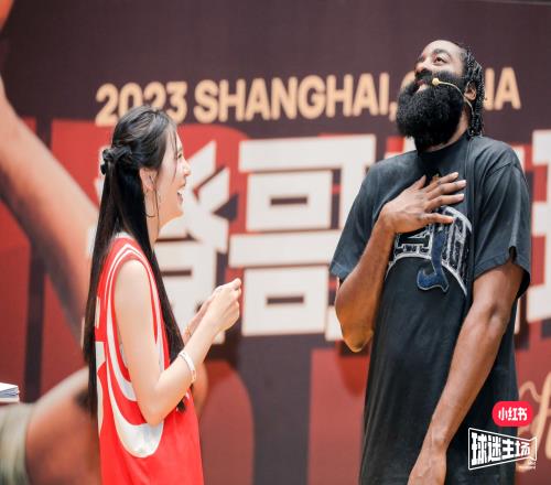 看得出很喜欢！盼盼给登哥送手链登哥笑开了花