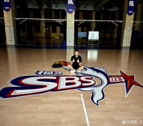 邹阳更博晒照抵达福建训练馆:感谢经历是时候开启新的旅程了