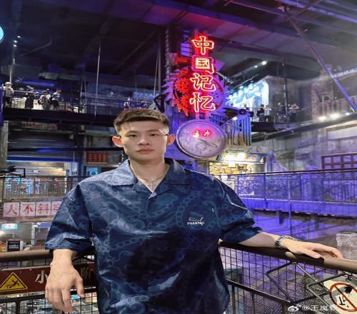 潮流帅哥！王岚嵚晒在湖南长沙的游玩照