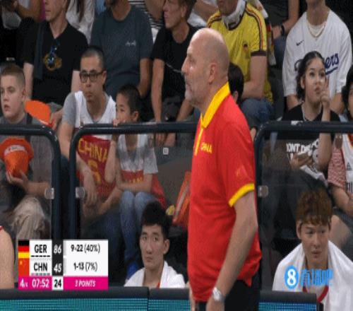 无可奈何！乔尔杰维奇场边叉腰摊手十分焦急