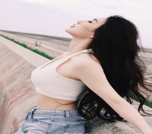 主持陈鱼晒照:牛仔短裤牛仔帽孰是牛仔孰知道