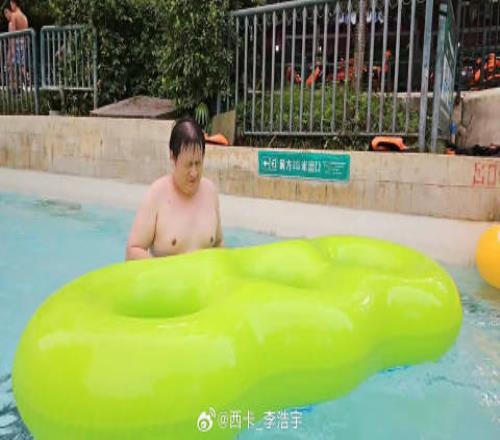 多少沾点少儿不宜西卡晒kid泳装照:生日快乐