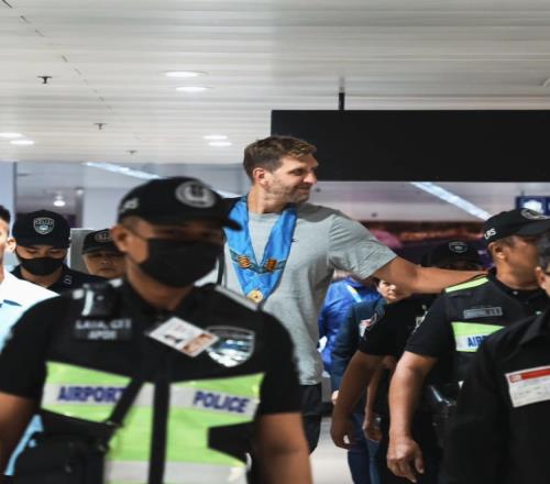 FIBA官推晒诺维茨基抵达菲律宾照片:马尼拉欢迎你!
