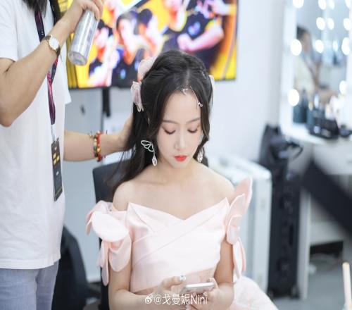 第五人格赛事主持曼妮晒照:粉丝露肩长裙尽显柔美