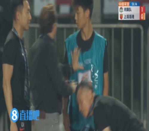 火气很大!海港主帅哈维尔到场边推了一下球童!被黄牌警告
