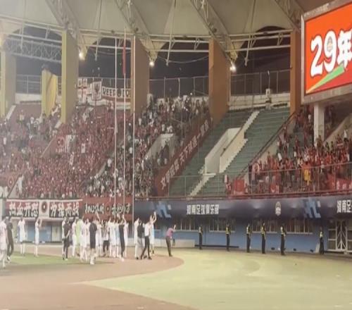 13不敌河南3轮仅拿1分,海港全队赛后向远征球迷致谢