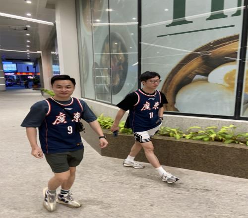 大批中国球迷已赶赴马尼拉今晚这里是中国男篮的主场！