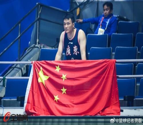 到马尼拉的中国球迷有穿广东&辽宁球衣望大家失利后仍支持男篮