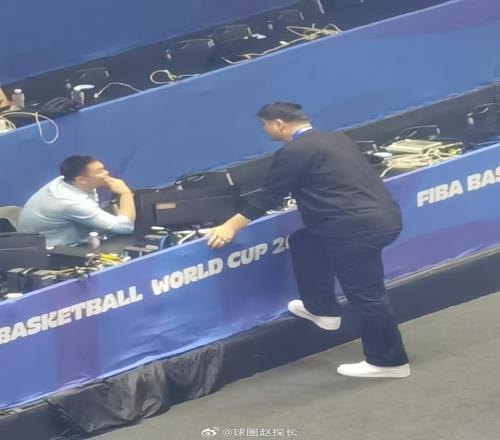 中国男篮已抵达球馆开始热身姚明和朱芳雨场边闲聊