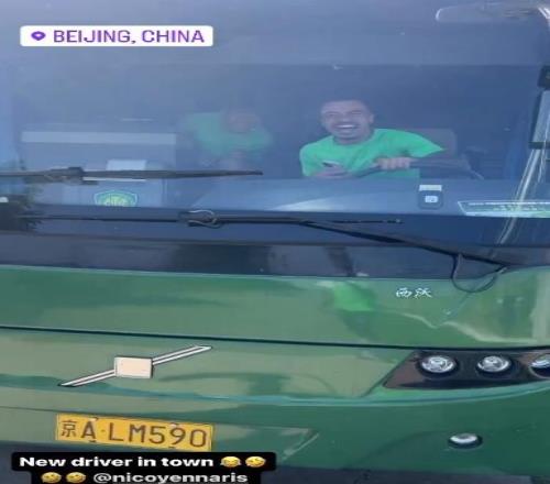 请叫他李师傅!法比奥社媒晒视频,李可客串国安队大巴车司机
