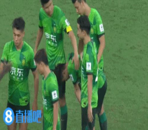 射丢第5罚关键点球!姜祥佑赛后泪洒赛场,队友相继上前给予安慰