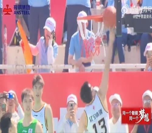 图一乐!郭艾伦整活故意把球扣在了篮脖子上