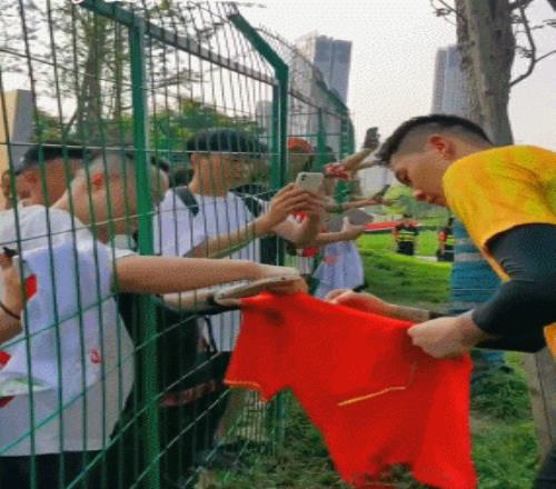 球迷拿蓉城球衣求签名,王大雷婉拒:我不是成都队的,不能签
