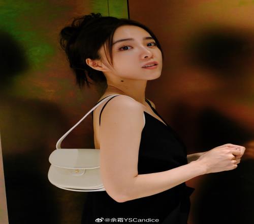 LPL女主持人余霜晒照：哟，这就是你们说的人妻感么