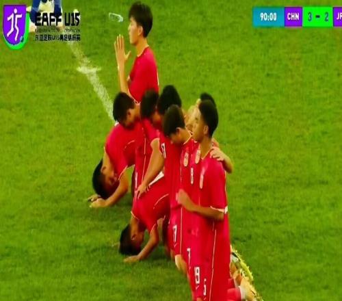 谁不泪流满面点球大战时，国少全体球员跪地祈祷