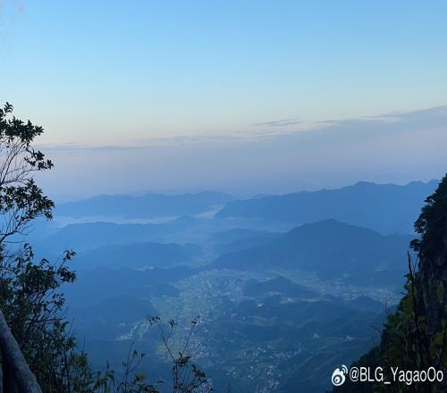 翻过这座山准备在韩国听到全华班的故事！gao书记带BLG战旗登山