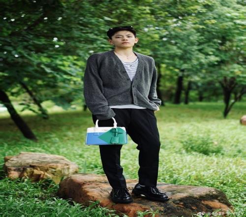 杨舒予晒时尚照:想了很久不知道用什么文案要不就这样吧