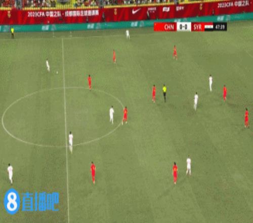 国足右翼反击被追上被迫犯规，日本右翼反击狂奔70米对手无奈送点