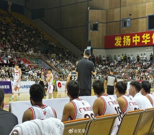 关辛：因赵锦洋和黄明依身体不舒服所以外教泰勒才能上场