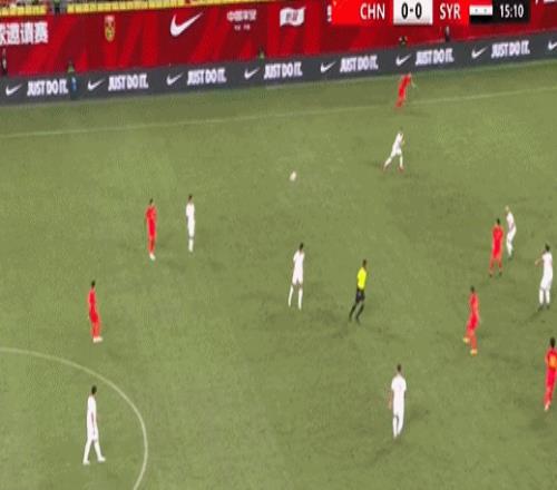 三连操作！李磊接长传+1v1穿裆失败+竖大拇指
