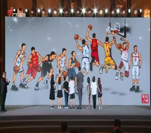 用心了!球迷为易建联送上职业生涯缩影纪念画作