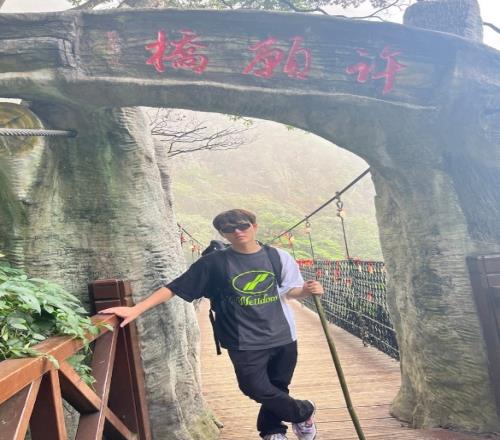 iG选手Ahn晒登山照：会当凌绝顶小试武当山