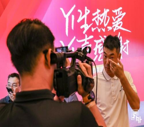 往事历历在目!易建联举行退役发布会老队友王仕鹏哭了